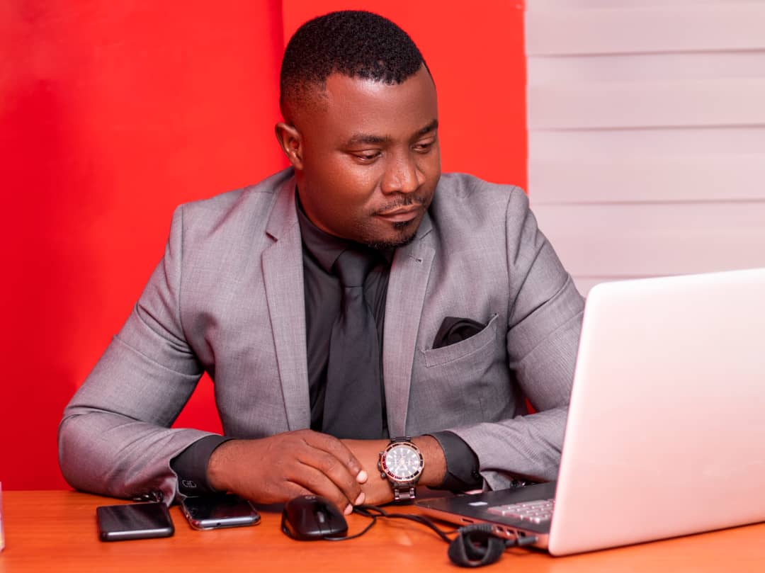 Portrait professionnel d'Augustin Kamdjom, journaliste sportif